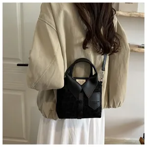 Vista detallada del elegante bolso cruzado en forma de camisa con estampado de leopardo.