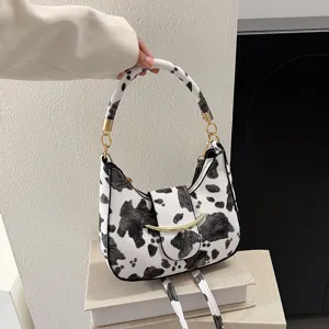 Schicke Damen Umhängetasche mit Kuhmuster, trendige Mini Handtasche mit Metallakzent.