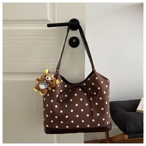 Borsa tote marrone a pois con grazioso fiocco e ciondolo orsetto da donna autunno stile