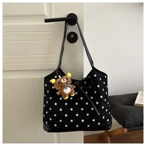 Borsa tote in tela nera con pois bianchi, manici in pelle e simpatico ciondolo a orsetto.