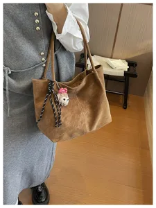 Braune Wildleder-Tasche mit Plüschanhänger, große lässige Schultertasche für den Arbeitsweg.