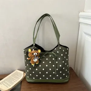 Borsa tote a pois verde da donna, elegante borsa a spalla con fiocco e ciondolo orsetto.