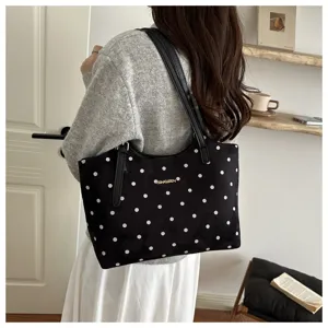 Borsa shopper a pois bianchi e neri dettaglio, borsa a mano casual per uso quotidiano.