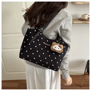 Borsa tote a pois stile coreano da donna, vista dettagliata della borsa spalla chic.