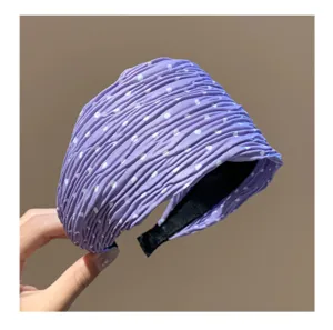 Vista detallada de la elegante diadema plisada morada con pequeños lunares blancos para mujer.