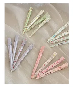 Lindo conjunto de pinzas para el cabello con estampado de dibujos animados pastel