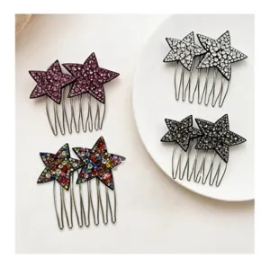 Primer plano de detalles de peinetas de pelo estrella strass, accesorio cristal brillante.