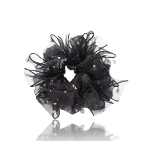 Λεπτομερης εικονα μαυρου διχτυωτου scrunchie με χρυσα φλουδια και λεπτα κρεμαστα.