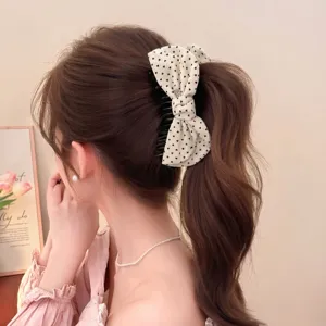 Elegante pinza de pelo de tela con lazo estampado de corazones, ideal para coletas de moda.