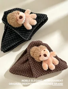 Molla per capelli in tessuto a pois con dettaglio di orsetto peluche, accessorio stile vintage.