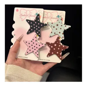 Pinzas para el pelo de estrella Y2K detalle con cuatro horquillas de pico de pato en tarjetas.