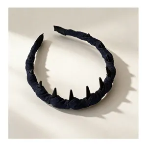 Diadema de mezclilla azul oscuro con detalles de tachuelas negras, elegante accesorio.