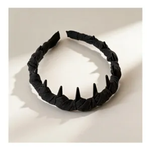 Vista detallada de la diadema de mezclilla negra con tachuelas, estilo punk.
