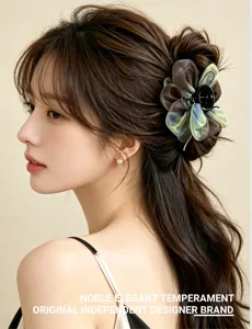 Detalle elegante pinza pelo flor de malla con diseño floral exquisito para peinado femenino.