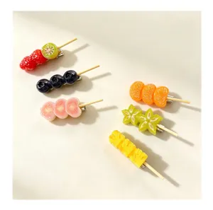 Detalle de cerca de bonita pinza de pelo de fruta tanghulu, accesorio dulce elegante.
