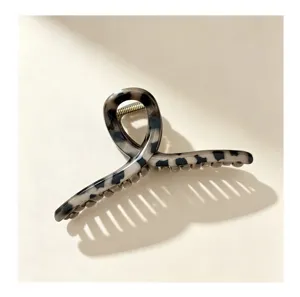 Vista detallada de una elegante pinza para el pelo con estampado de leopardo en acetato.