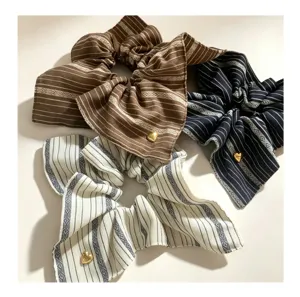 Coleteros de pelo grandes a rayas retro con bonitos dijes de corazón dorado, elegante.
