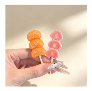 Lindo pasador de pelo brocheta de fruta naranja y rodaja rosa para viajes y fotografía.