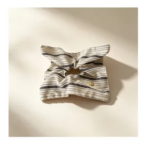 Coletero retro cuadrado de rayas con dije de corazón dorado para peinados elegantes.