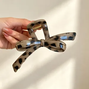 Chic pinza para el pelo con lazo de leopardo, elegante gancho de acetato para uso diario.