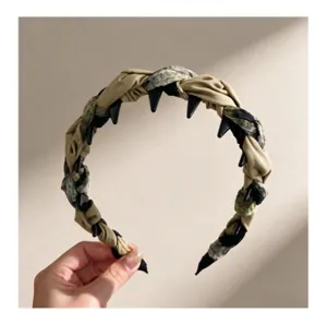 Primer plano de la elegante diadema de tela con dientes antideslizantes para uso diario.