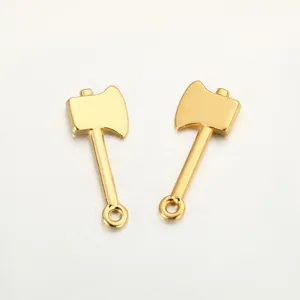 Nahaufnahme Detail des vintage goldenen Axt Legierungs Anhängers für DIY Schmuck Zubehör.