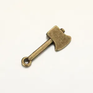 Detailansicht der Vintage Bronze Legierung Axt Anhänger, kreative DIY Schmuckzubehör Stücke.