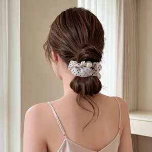Elegante coletero de lunares con perla grande para el peinado diario de mujeres.
