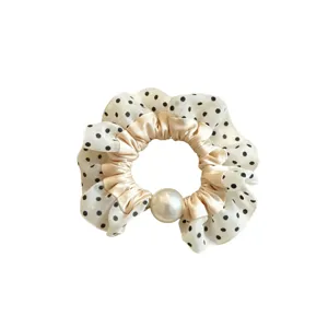 Elegante coletero de lunares con perla y volantes de satén para mujeres y niñas uso diario.