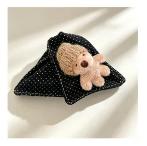 Primo piano dettagliato di molletta per capelli in tessuto pois con orsetto peluche.