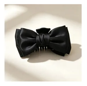 Zwarte satijnen strik haarklem, elegante haaraccessoire voor stijlvolle dameskapsels.