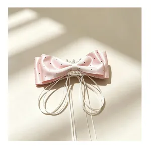 Prachtige roze haarspeld van satijn met stippen en elegante witte linten voor dagelijks gebruik.