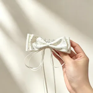 Elegante mooie witte satijnen stippen strik haarhaakclip met lange linten voor dames