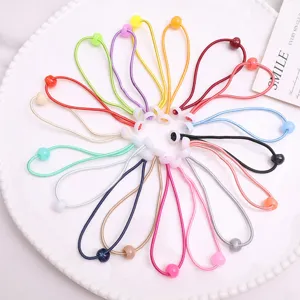 Vista dettagliata di elastici per capelli colorati, simpatici accessori per bambini.