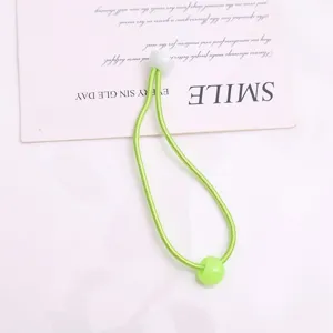 Corda per capelli elastica verde con perline bianche e verdi per bambini accessori fai da te dettaglio.