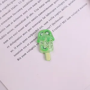 Nahaufnahme Detail von niedlichen Kiwi Eis Harz Anhänger für DIY Handwerk und Dekoration.