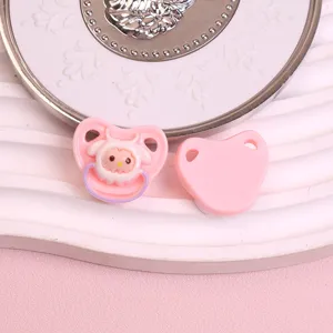 Niedliche rosa Schnuller-Harzanhänger mit Cartoon-Schaf-Design, ideal für DIY-Bastelarbeiten.