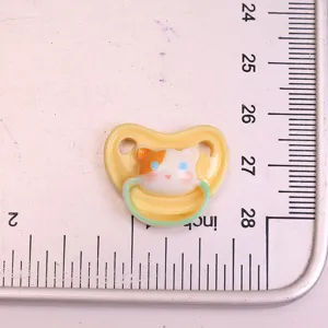 Süßes Cartoon Katze Schnuller Harz Cabochon DIY Zubehör Detailansicht mit Grössenreferenz.