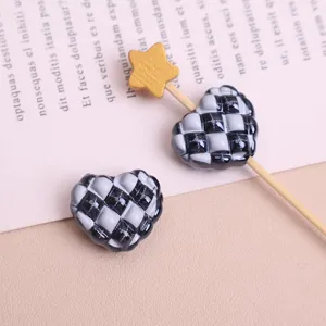 Χάντρες καρδιάς ασπρόμαυρο καρό αξεσουάρ DIY ίσια τρύπα χαριτωμένα μενταγιόν
