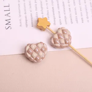 Χαριτωμένα αξεσουάρ DIY με χάντρες καρδιάς καρώ για σκουλαρίκια και αξεσουάρ μαλλιών