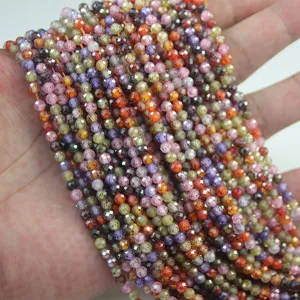 Vue détaillée de fils de perles de zircon facettées colorées pour bijoux DIY.