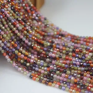 Gros plan détaillé de brins de perles en pierres précieuses facettées, idéal pour vos bijoux.