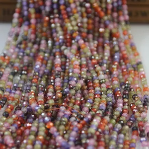 Gros plan de perles de pierres précieuses facettées colorées, idéales pour la bijouterie DIY.