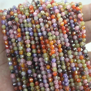 Gros plan de perles en zircon facettées aux couleurs vives multiples et de tailles variées.
