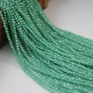 Gros plan de perles de pierres précieuses facettées vertes, parfaites pour bijoux DIY.