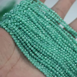 Détail de perles facettées vertes en gros plan pour création de bijoux bracelet DIY.