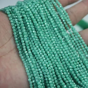Détail de perles facettées vertes, parfait pour la fabrication de bijoux et loisirs créatifs.