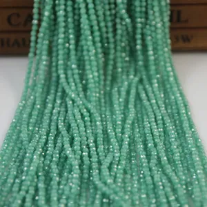 Gros plan détaillé de perles facettées vertes pour la création de bijoux DIY et bracelets.