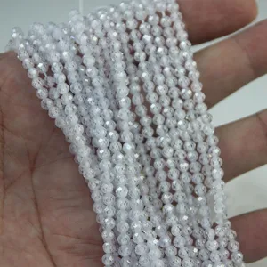 Gros plan de perles de cristal blanches facettées pour bijoux DIY et bracelets.