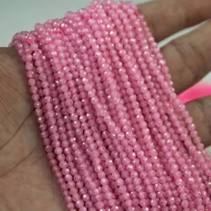 Gros plan de fils de perles en pierres précieuses facettées roses pour bijoux DIY